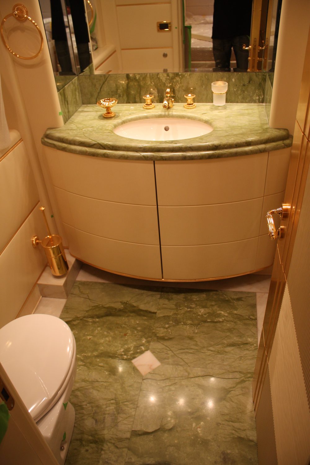 تجهيزات رخامية داخلية لليخوت · صورة من أرشيف مارمي دي كارارا
