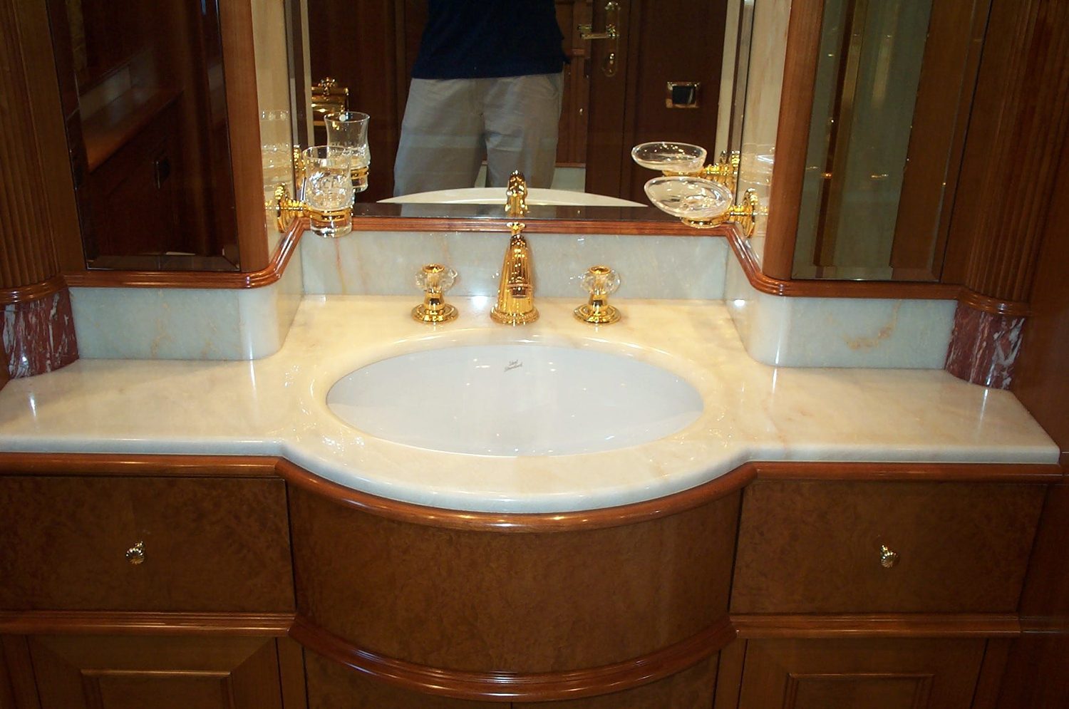 تجهيزات رخامية داخلية لليخوت · صورة من أرشيف مارمي دي كارارا