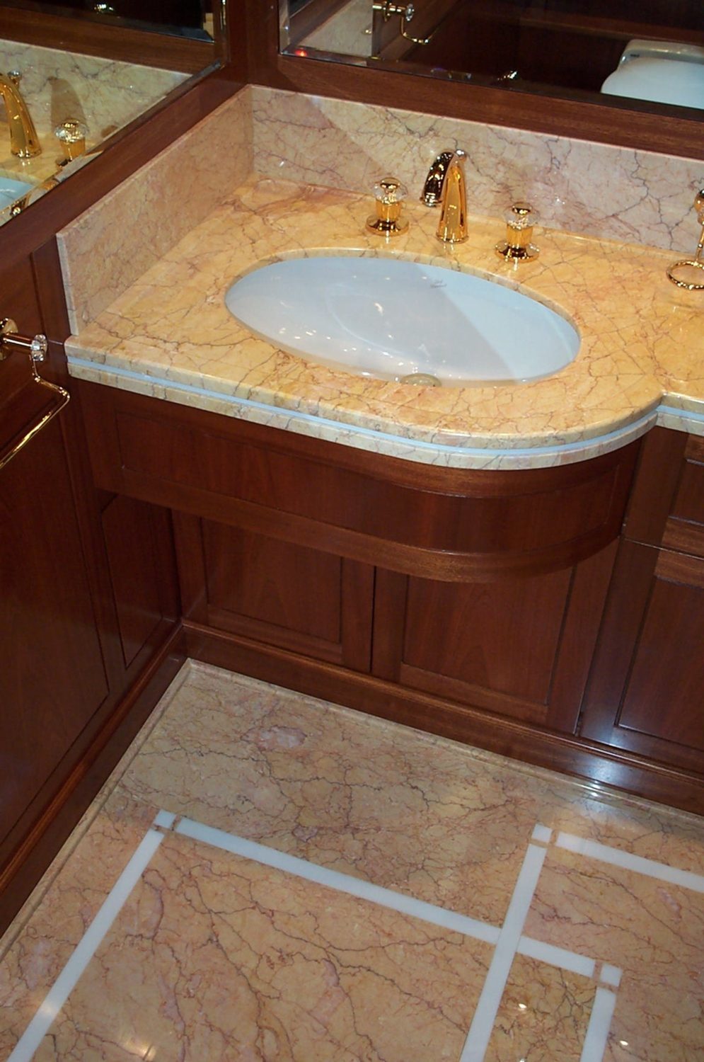 تجهيزات رخامية داخلية لليخوت · صورة من أرشيف مارمي دي كارارا