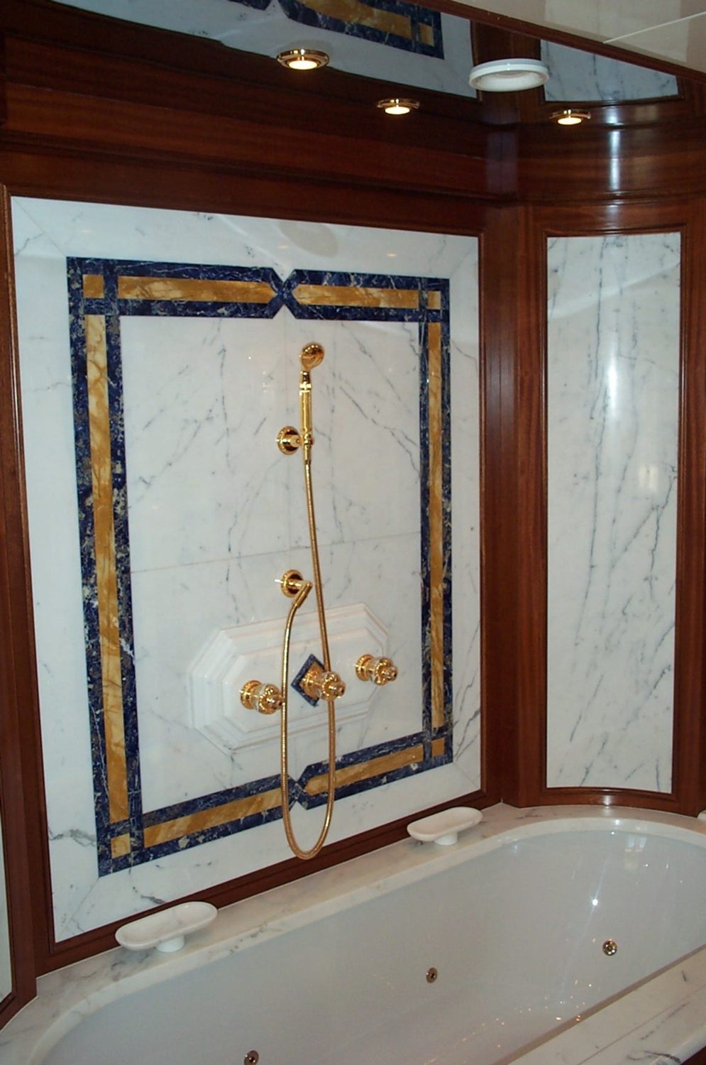 تجهيزات رخامية داخلية لليخوت · صورة من أرشيف مارمي دي كارارا